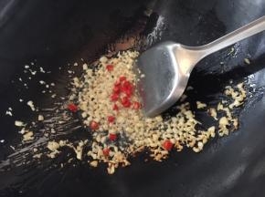 炒锅加热后，倒入食用油，再放入蒜蓉、小米椒爆香后连油汁倒入碗中
