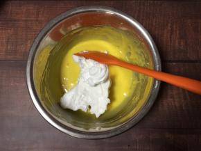 将1/3打发好的蛋白糊放入蛋黄糊中翻拌均匀
