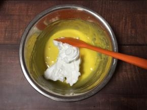 将1/3打发好的蛋白糊放入蛋黄糊中翻拌均匀
