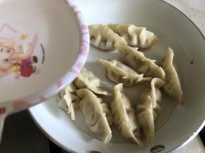 加入半碗水，没过饺子一半