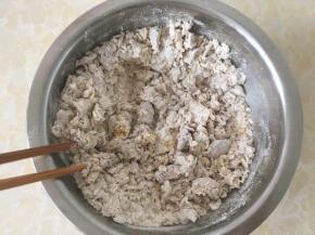 加牛奶用筷子活成棉絮状