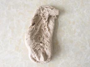 倒在揉面垫上，用手掌一直向前推揉面团，将面团揉至起筋状态