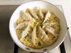 小火煎制金黄色，蛋液凝固，撒上葱花即可