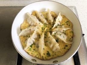 小火煎制金黄色，蛋液凝固，撒上葱花即可