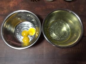 将蛋黄、蛋白分离，装入无油无水的盆中
