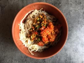 加入1勺剁椒再将拌好的酱汁倒至金针菇上搅拌均匀即可食用。