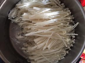 水煮沸后，将金针菇放入沸水中焯煮 2 分钟