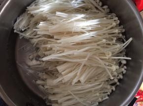 水煮沸后，将金针菇放入沸水中焯煮 2 分钟
