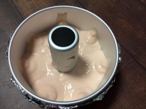 然后沿边沿适当距离挤上小山状的面粉，挤完后再将剩余面粉挤入底部
