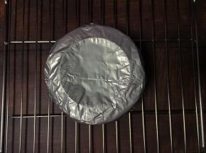 烘烤结束后取出垂直震一下后倒扣放凉再脱模即可
