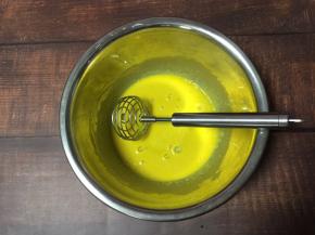 将蛋黄打散均匀
