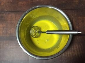 将蛋黄打散均匀
