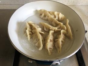 盖上锅盖，小火慢煎