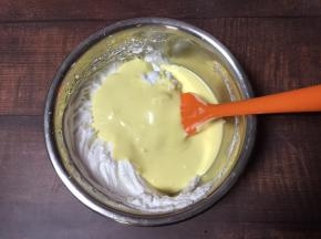 再倒回蛋白糊中，用同样的翻拌手法拌均匀
