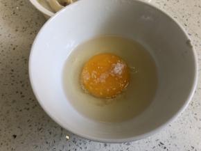 鸡蛋加入适量盐，加入芝麻，搅拌均匀