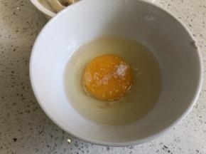 鸡蛋加入适量盐，加入芝麻，搅拌均匀