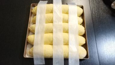 发酵两倍大后拿出，把油纸剪出等宽的三个长方形窄条，如图摆好