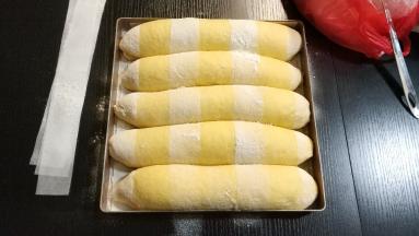 然后在表面洒上高筋面粉进行装饰，把油纸而移开