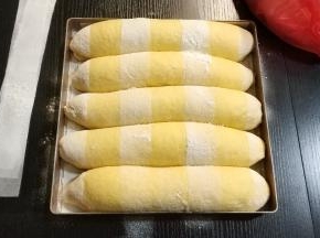 然后在表面洒上高筋面粉进行装饰，把油纸而移开