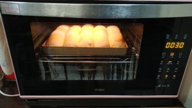 放入预热好的烤箱中层上下火160度烤30分钟