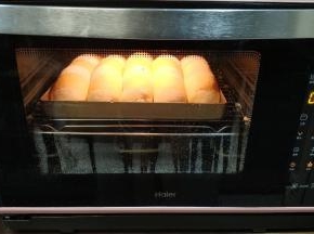 放入预热好的烤箱中层上下火160度烤30分钟