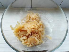 首先把海蜇丝冲洗干净。