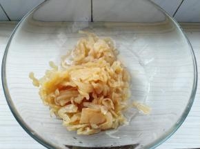 首先把海蜇丝冲洗干净。