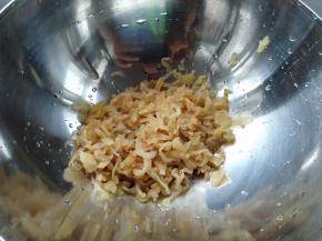 沥干水分放入盆内。