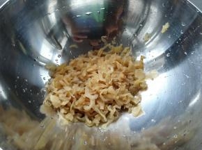 沥干水分放入盆内。