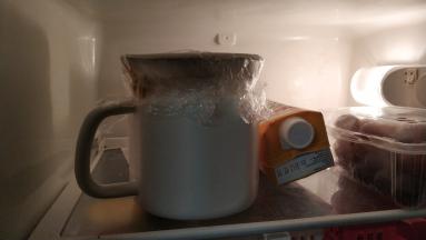 倒入牛奶，盖上盖子放冰箱冷藏一夜，夏日清晨醒来即可品尝到