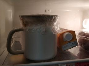 倒入牛奶，盖上盖子放冰箱冷藏一夜，夏日清晨醒来即可品尝到