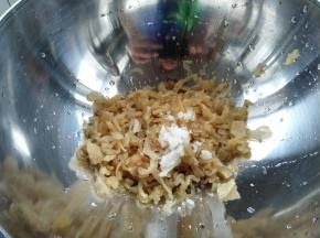 加入白糖，香油。