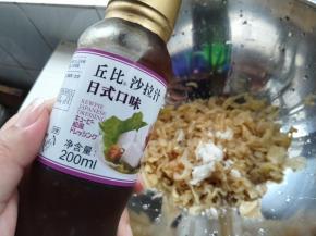 倒入沙拉汁，沙拉汁选择个人喜欢的即可。