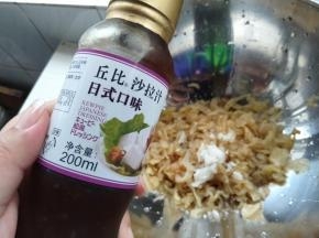 倒入沙拉汁，沙拉汁选择个人喜欢的即可。