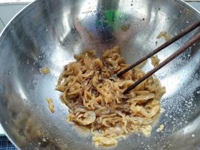 然后用筷子拌匀，腌渍五分钟。