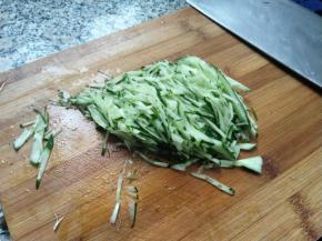 黄瓜洗净切丝。