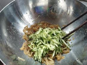 然后把黄瓜丝放入盆内。