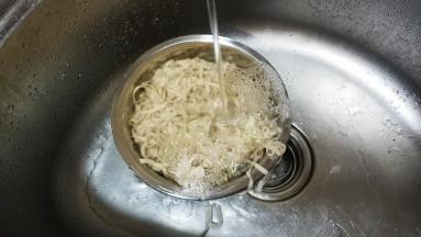 面饼用水煮好，捞出过一过冷河（过凉开水）用油捞一捞