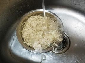 面饼用水煮好，捞出过一过冷河（过凉开水）用油捞一捞