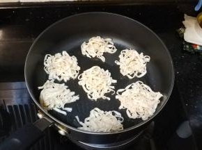 锅里放入宽油，将面撕成一小撮放入锅里煎，煎至金黄色