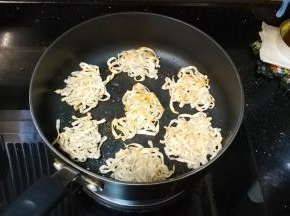 翻面再煎另一面，撒入蒜盐，煎至金黄色即可