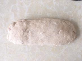 将面团按下排气