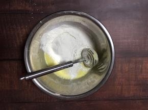 过筛加入低筋面粉搅拌均匀至无粉蛋黄糊状态
