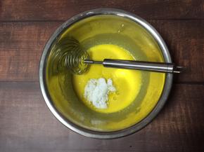 加入18g细砂糖搅打均匀
