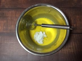 加入18g细砂糖搅打均匀
