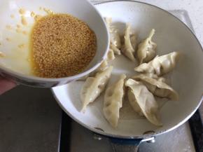 延锅子边倒入蛋液