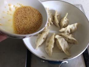 延锅子边倒入蛋液