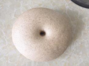 发酵好的面团，手指沾干粉按下去有个圆圆的洞，有轻微回弹即可