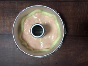 接着把原色面糊沿小山边沿挤上一圈