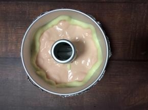 接着把原色面糊沿小山边沿挤上一圈